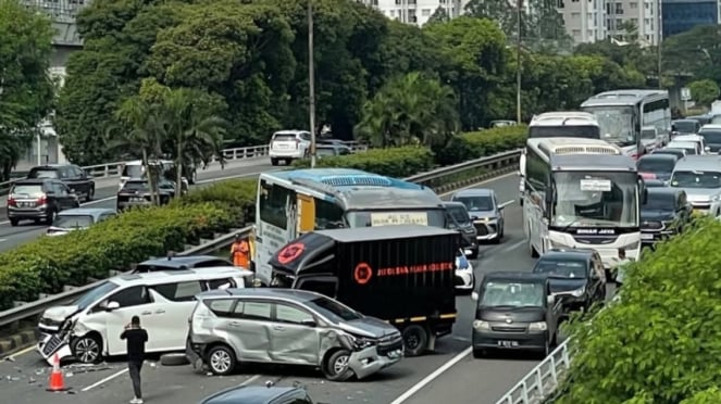 Tabrakan Beruntun Libatkan Enam Kendaraan di Tol Cawang, Jakarta Timur