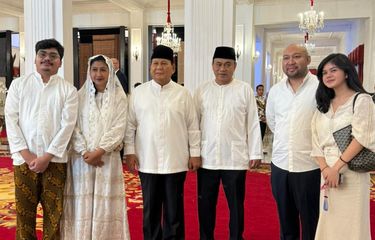 Antrean Warga Mengular di Pintu Kementerian Sekretariat Negara dalam "Open House" Prabowo Subianto: Momen Keterbukaan dan Dialog dengan Masyarakat